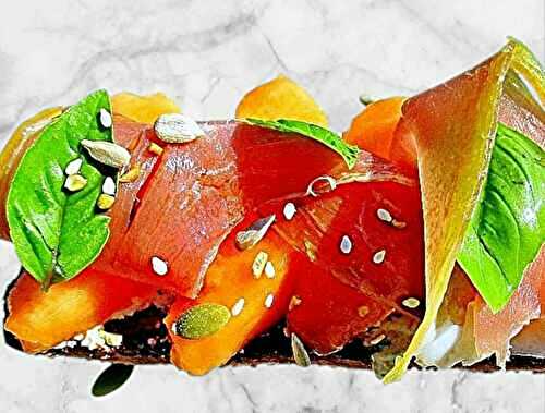 Bruschetta  au melon, tomates séchées et au jambon sec