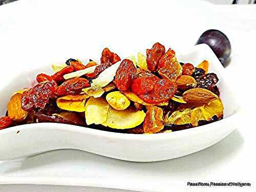 Dessert prunes caramélisées aux miel avec des baies et du muesli fruits secs 