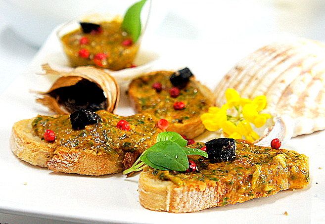 Pain grillé pesto basilic tomates ail huile d'olive