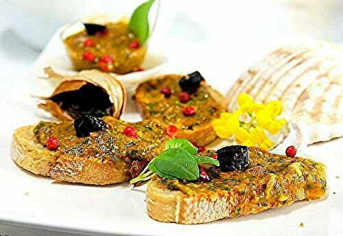 Pain grillé pesto basilic tomates ail huile d'olive