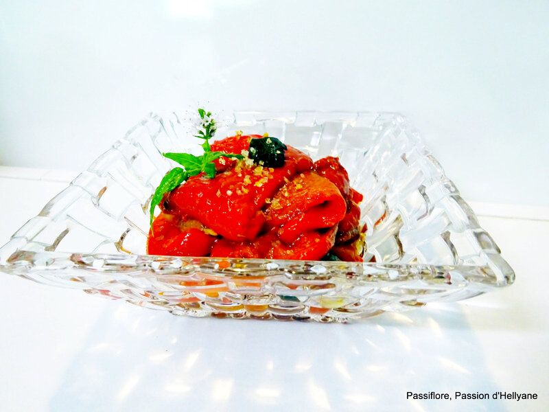Poivrons rouges marinés à l'huile d'olive et à l'ail noir