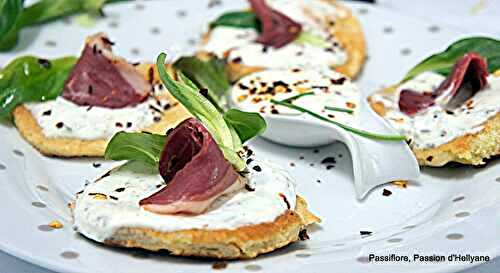 Blinis maison / au magret de canard fumé sous son lit de neige
