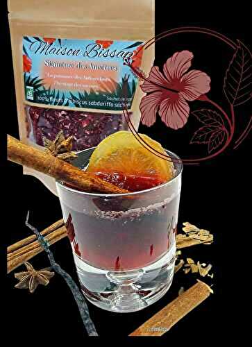 Boisson chaude - jus de pomme chaud , citron , épices + fleurs d'hibiscus. bissap