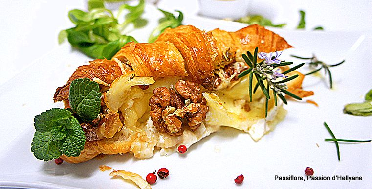 Croissant fourré aux 3 fromages, aux noix et miel