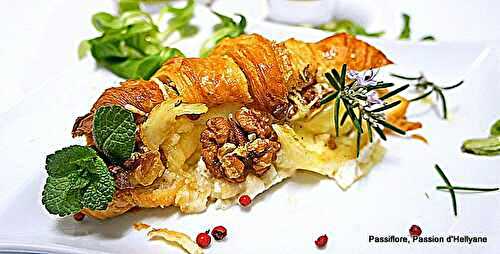 Croissant fourré aux 3 fromages, aux noix et miel