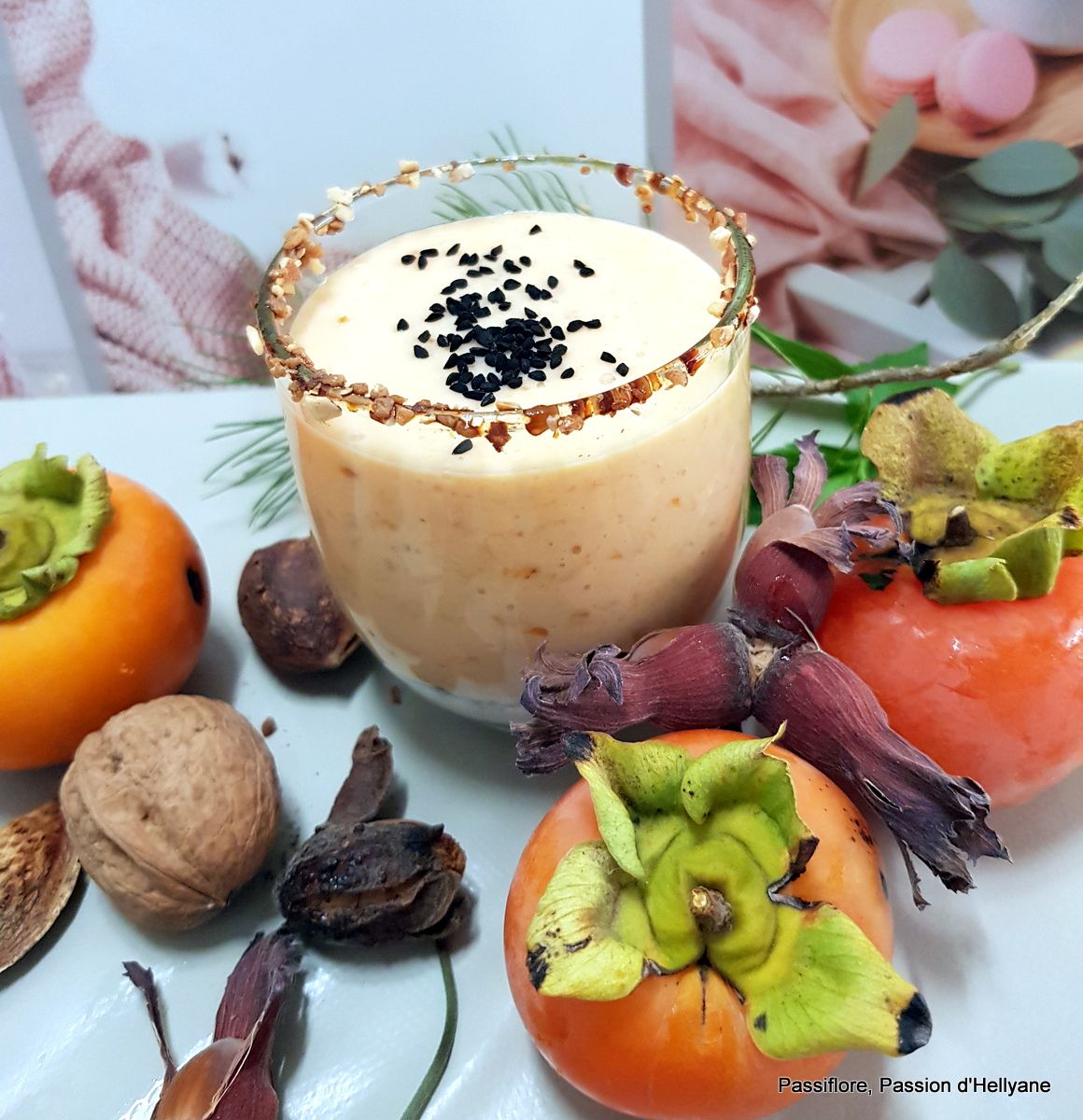 Smoothie kakis - graines de chia, fruits secs - arbouses - graines de nigelle , pollen de pin et miel