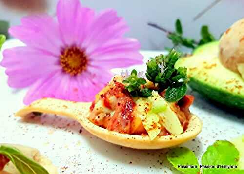 Amusette mini canapé en forme de petite cuillère à la crème avocats ketchup paprika