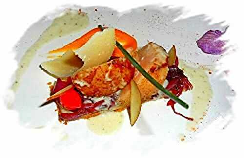 Croustillant au parmesan sur son confit d'oignons rouges, St Jacques et des allumettes de pomme granny