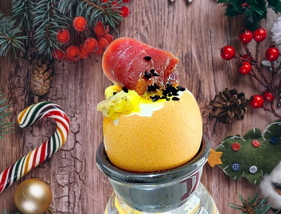 Oeuf à la coque avec du magret de canard grillé et du foie gras, un régal