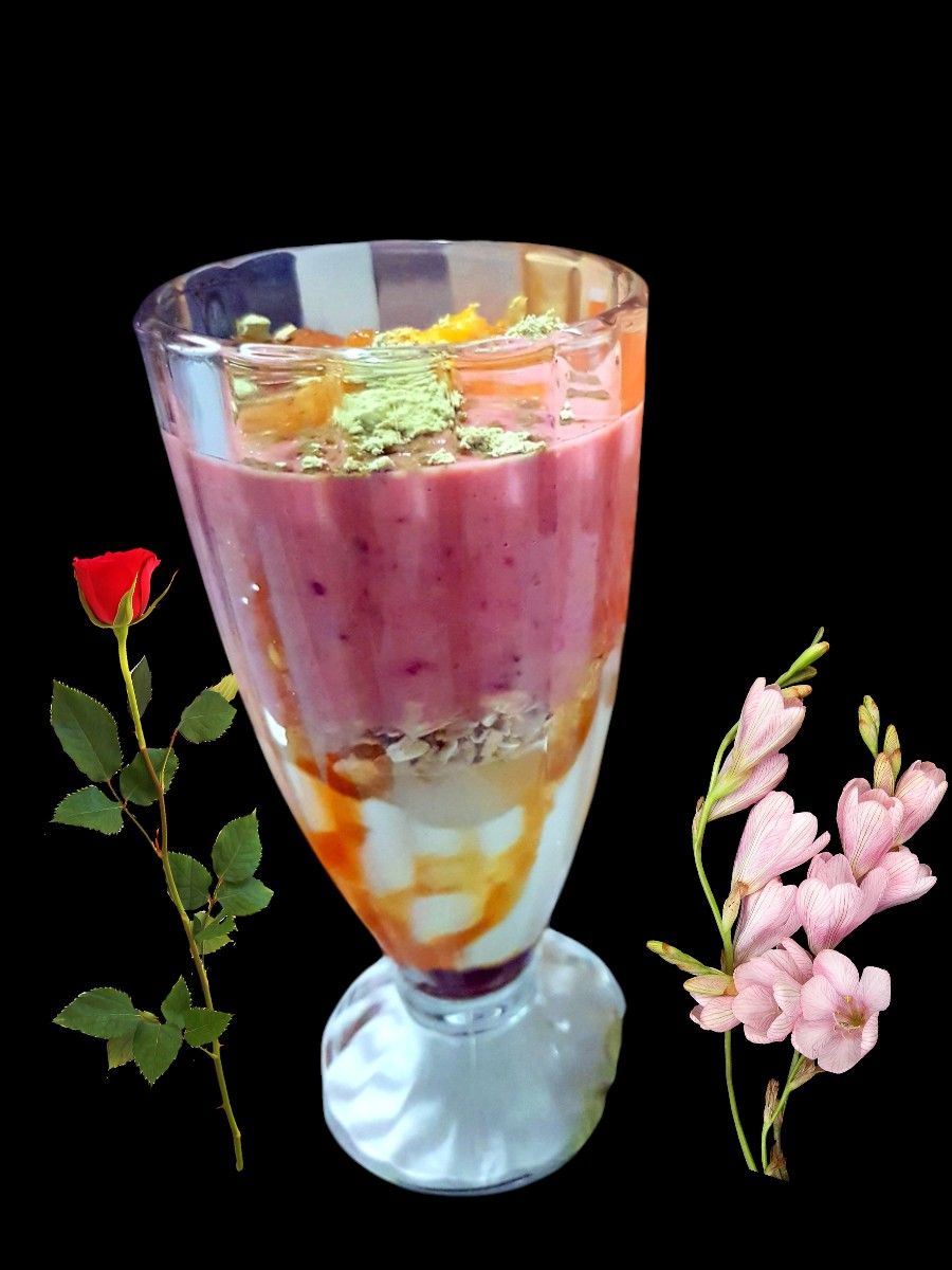 Coupe smoothie aux fruits, miel, fromage blanc, protéine, muesli et chocolat