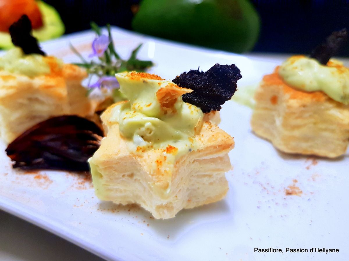 Étoiles feuilletées à la crème avocat ail noir 