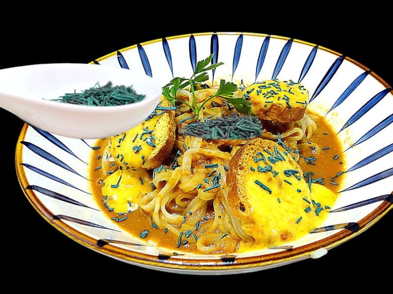 Soupe de poissons de roche avec des pâtes, des paillettes de spiruline et des croûtons mayonnaise