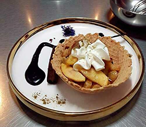  Coupelles croustillantes garnies de pommes/ mandarines caramélisées au miel avec du chocolat fondu et de la protéine de chanvre.