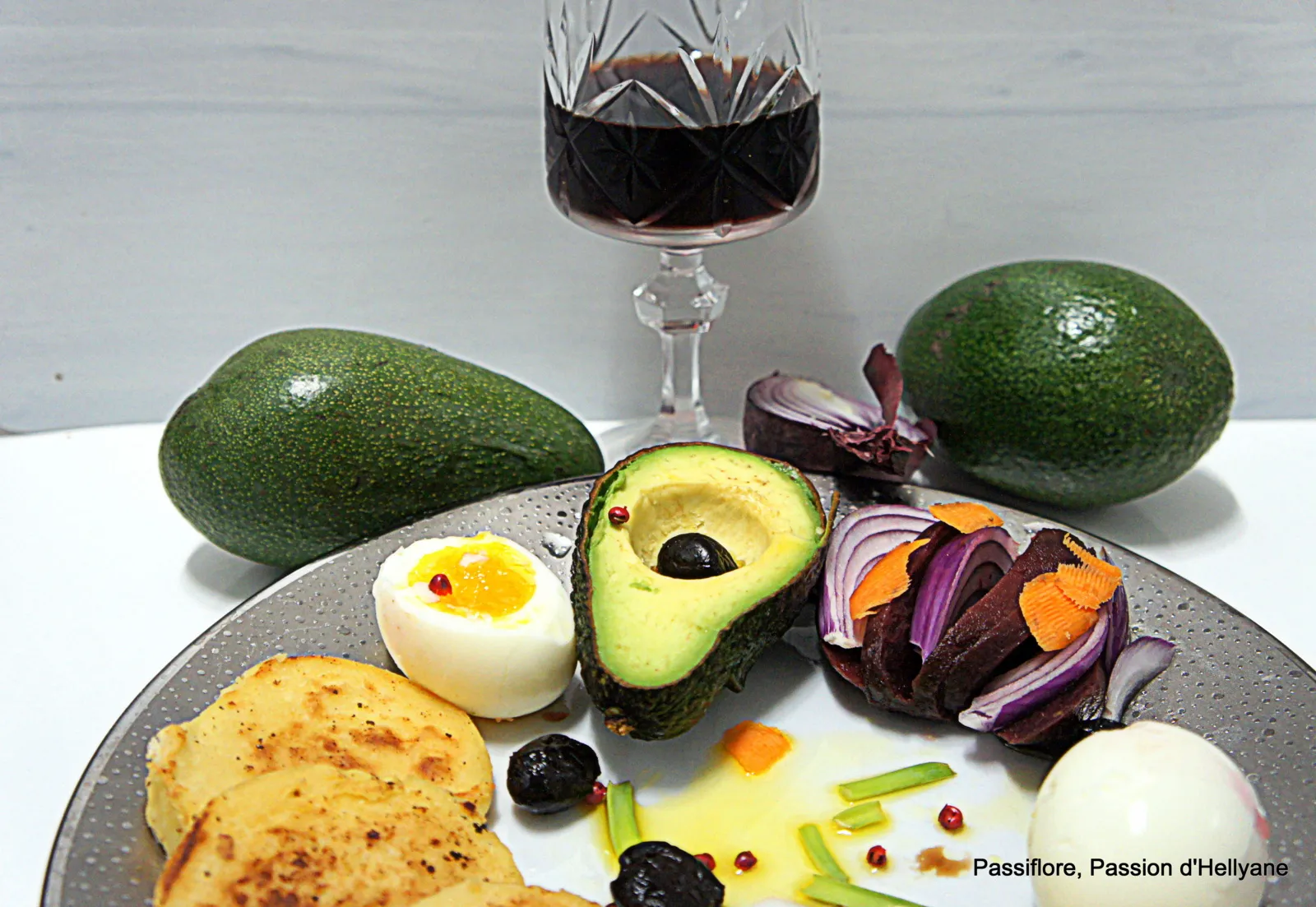 Panisse provençale avec des avocats / œuf dur / betterave/ 