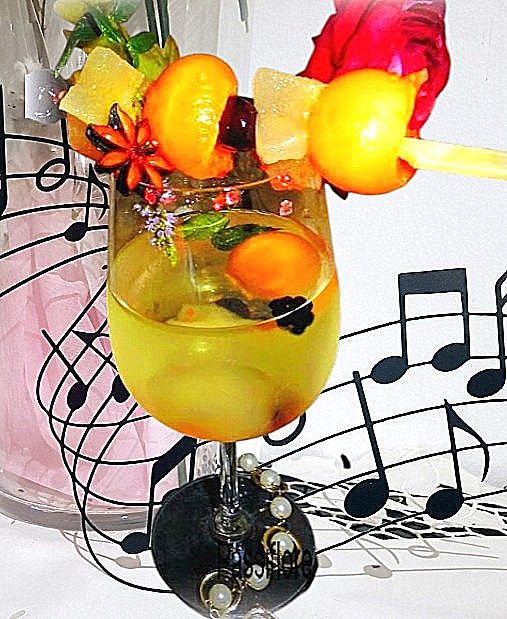 Tisane  froide avec des fruits en brochettes