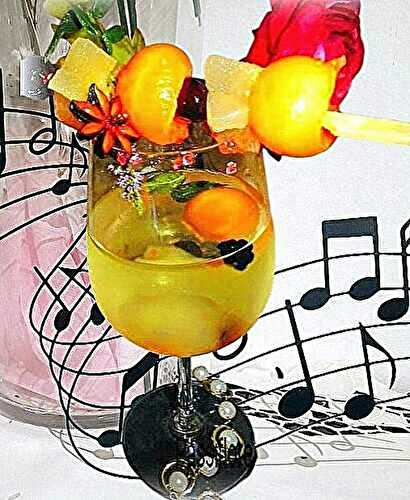 Tisane  froide avec des fruits en brochettes