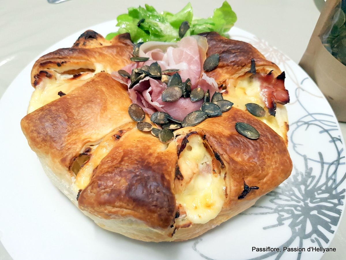 VIDÉO - couronne feuilletée avec du fromage du jambon de la chiffonnade de jambon cru et des graines de courge 