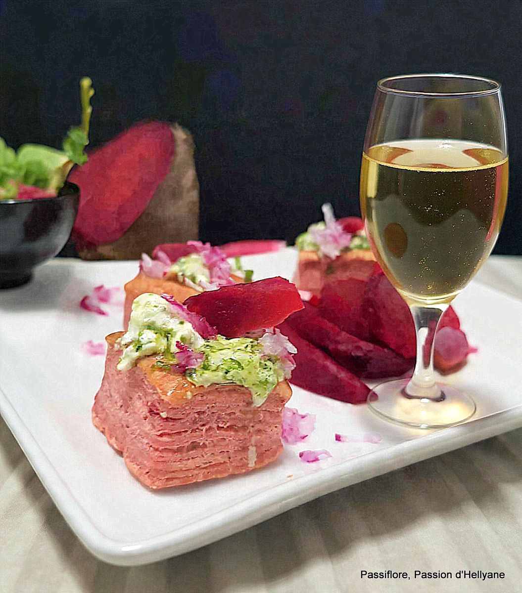 Mini bouchées carrées feuilletées au pesto vert, fromage à l'ail et betterave