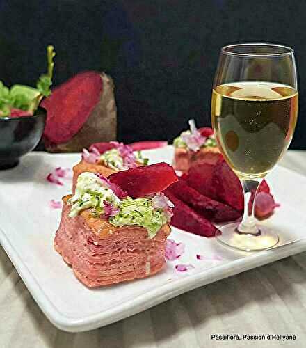 Mini bouchées carrées feuilletées au pesto vert, fromage à l'ail et betterave