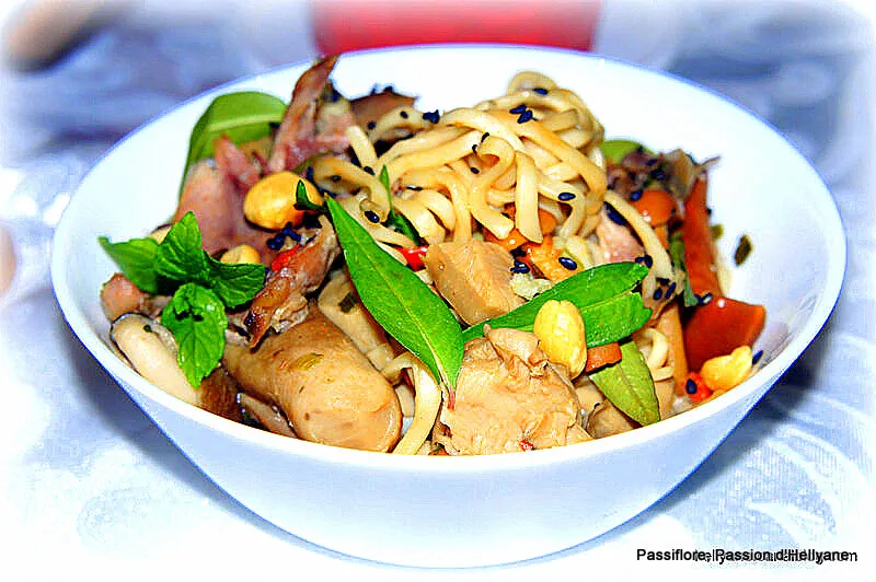 Nouilles chinoises  au confit de canard - poulet fermier -légumes -  champignons et feuilles de baobab