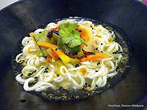 Soupe chinoise, " nouilles, poulet, légumes, gingembre et graines de nigelle + capsaïcine piment