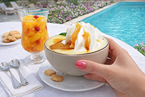 Coupelles crème anglaise, pêches, chantilly caramel et un  complément alimentaire vitamine D, A et K