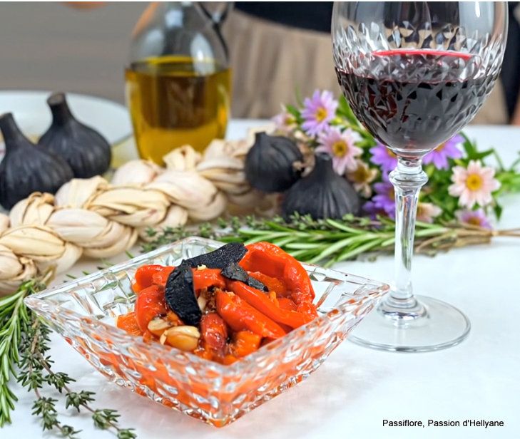 Poivrons rouges grillés marinés dans l'huile d'olive avec de l'ail noir