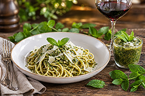 Spaghetti pesto de menthe avec du parmesan 