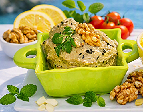 Une recette d'houmous avec des pois chiches, de l'ail, du tahini, des noix, du persil, du jus de citron et de l'huile d'olive .