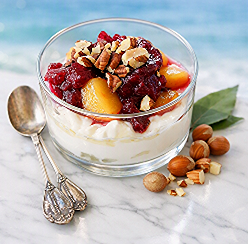 Verrine de yaourt crémeux, fruits fondants, cranberry & fruits secs