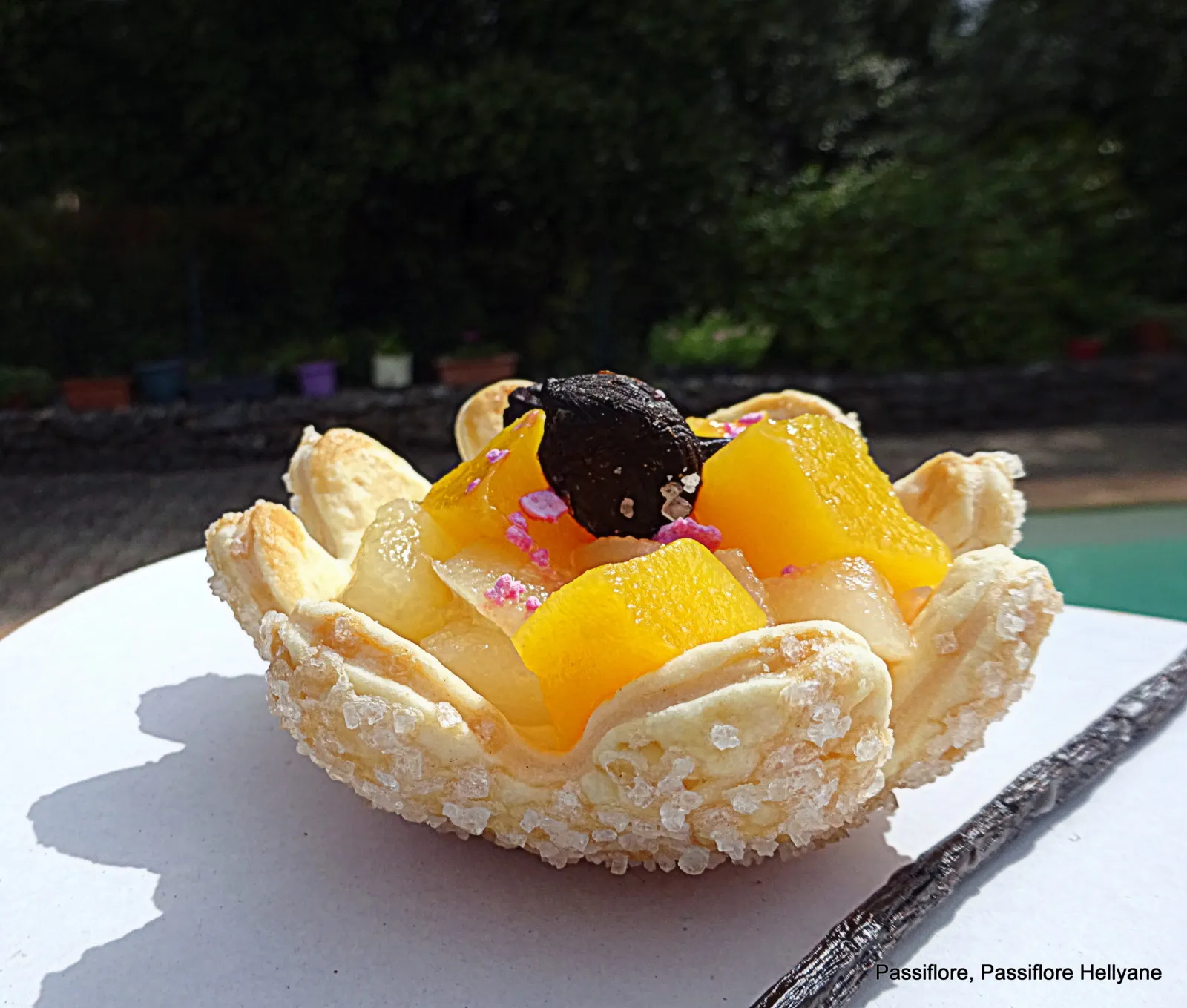 Coupelles tulipe crème pâtissière mangues poires et ail noir