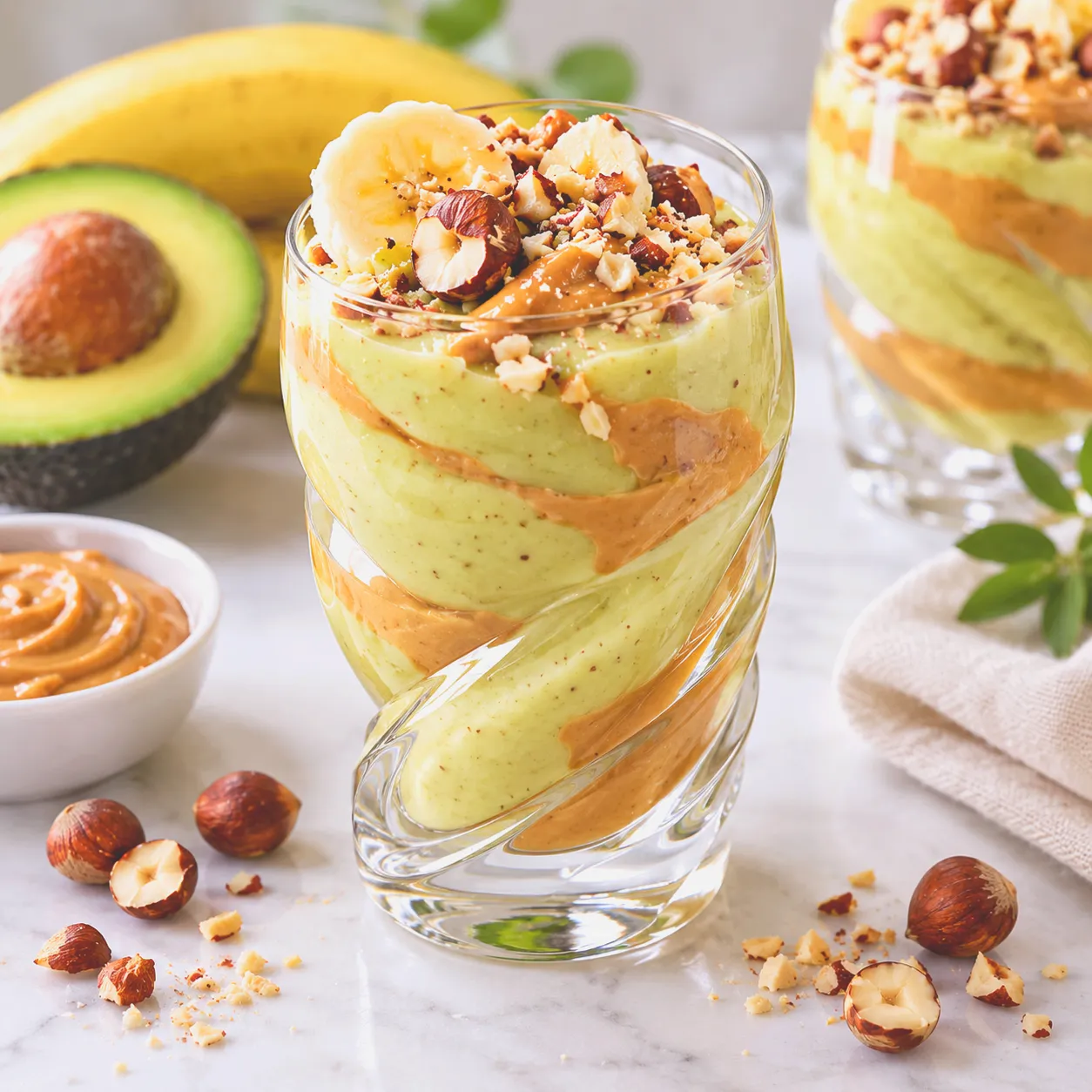 Verrines crème avocat, banane, beurre de cacahuète & noisettes