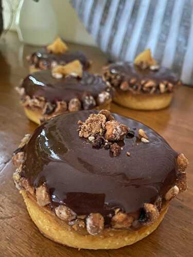 Tartelettes Caramel, noisettes, pommes fondantes pâte sablée