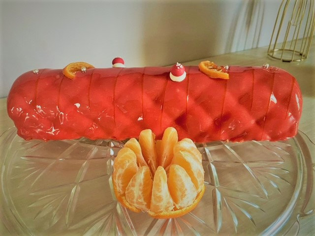 Bûche Clémentines , chocolat au lait caramel  , biscuit madeleine et praliné chocolat blanc 