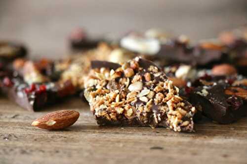 Tablette de chocolat noir au granola et fruits secs