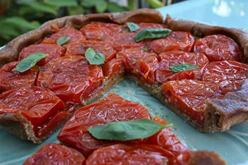 Tarte tatin de tomates et pesto aux olives