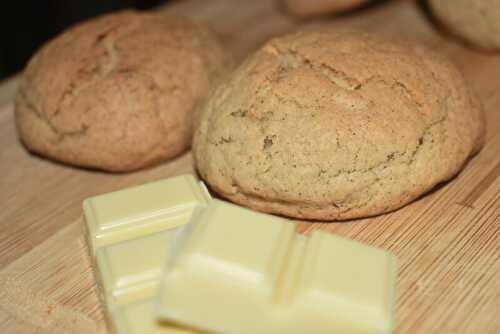 Biscuits à la farine de sarrasin, chocolat blanc et pistaches (sans gluten).