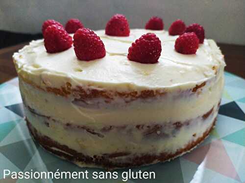 Naked cake framboise et chocolat blanc, sans gluten.