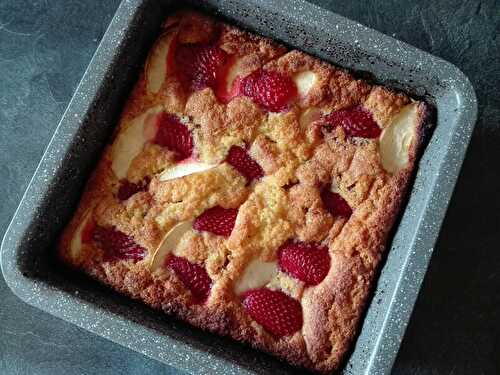 Tarte gâteau aux fraises et aux pommes sans gluten et sans lactose.