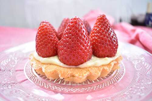 Tartelettes aux fraises sur un délicat biscuit aux amandes sans gluten et sans lactose