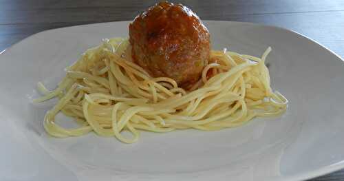 Boulettes farcies aux petits pois dans son nid de pâtes