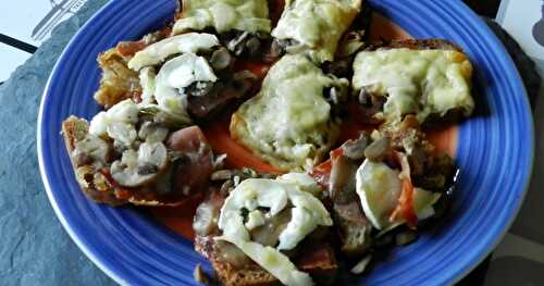 Canapés aux oignons-champignons gratinés