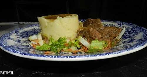 Carbonnade à la bière de table sur nid de salade composée et accompagnée de purée maison