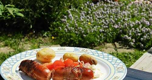 Cervelas farcis au fromage entourés de lard