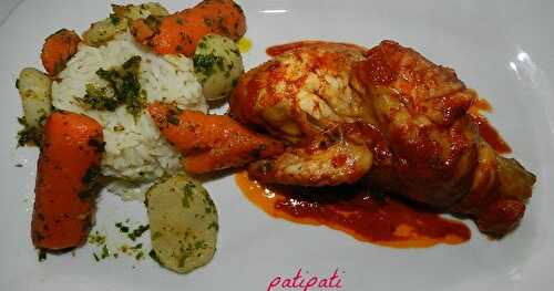 Demi coquelet avec son coulis de tomates, accompagné de riz et entouré de navets et carottes