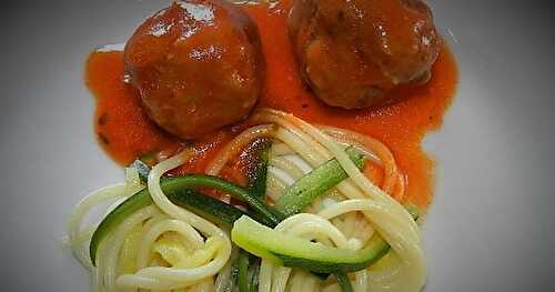 Duo de spaghetti accompagner de boulettes farcies aux champignons sauce tomate