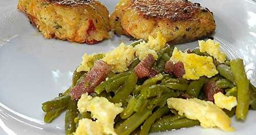 Galettes de poisson et sa garniture de haricots verts-lardons-oeufs