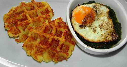 Galettes de pomme de terre avec son petit plat d'épinard crème et œuf sur le plat