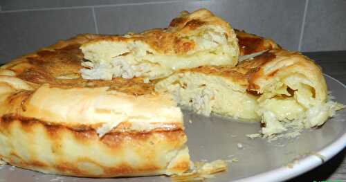 Gâteau à la pâte feuilletée fourrée au camembert