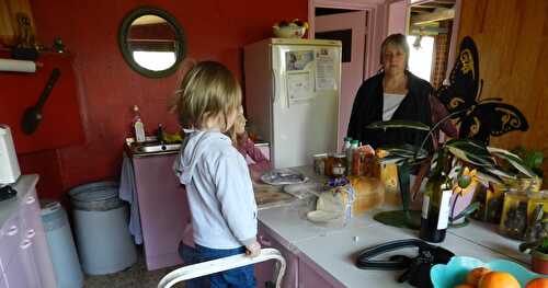 Les petits cuistots à l'oeuvre pour du pain perdu